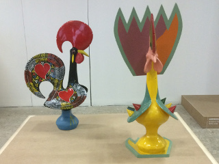 התרנגול מאחור קלאסי. הקדמי מודרני. Tomás Taveira - Galo de Barcelos Transfigured Ceramics 1985